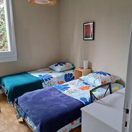 De Designer, Grand Paris Pour 6 Personnes, Metro 14 *