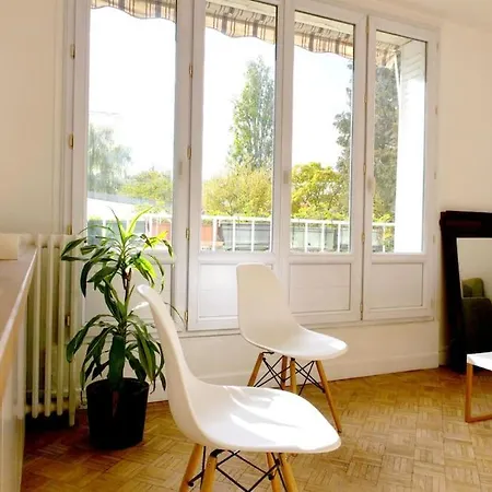 De Designer, Grand Paris Pour 6 Personnes, Metro 14 *